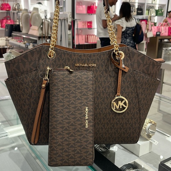 MICHAEL KORS 
Jet Set Lg Shoulder Bag & JST Lg Travel CONTINENTAL wallet-wristlt - Picture 1 of 16